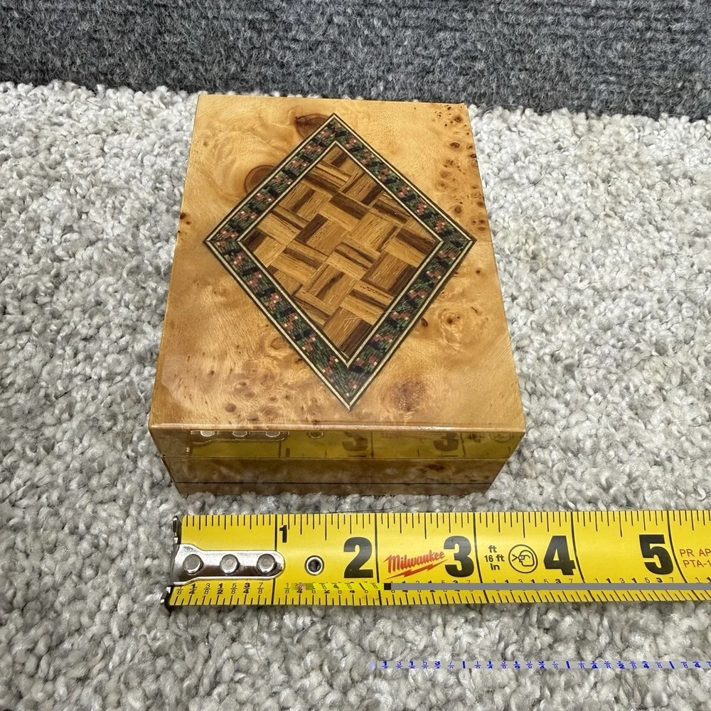 Gargiulo Salvatore Inlaid Wood Trinket Box Italy (3.25